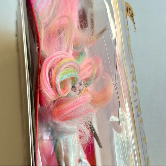 Exclusive Special Valentine’s Edition Rainbow High Kia Hart Fashion Doll NEW - Picture 8 of 8